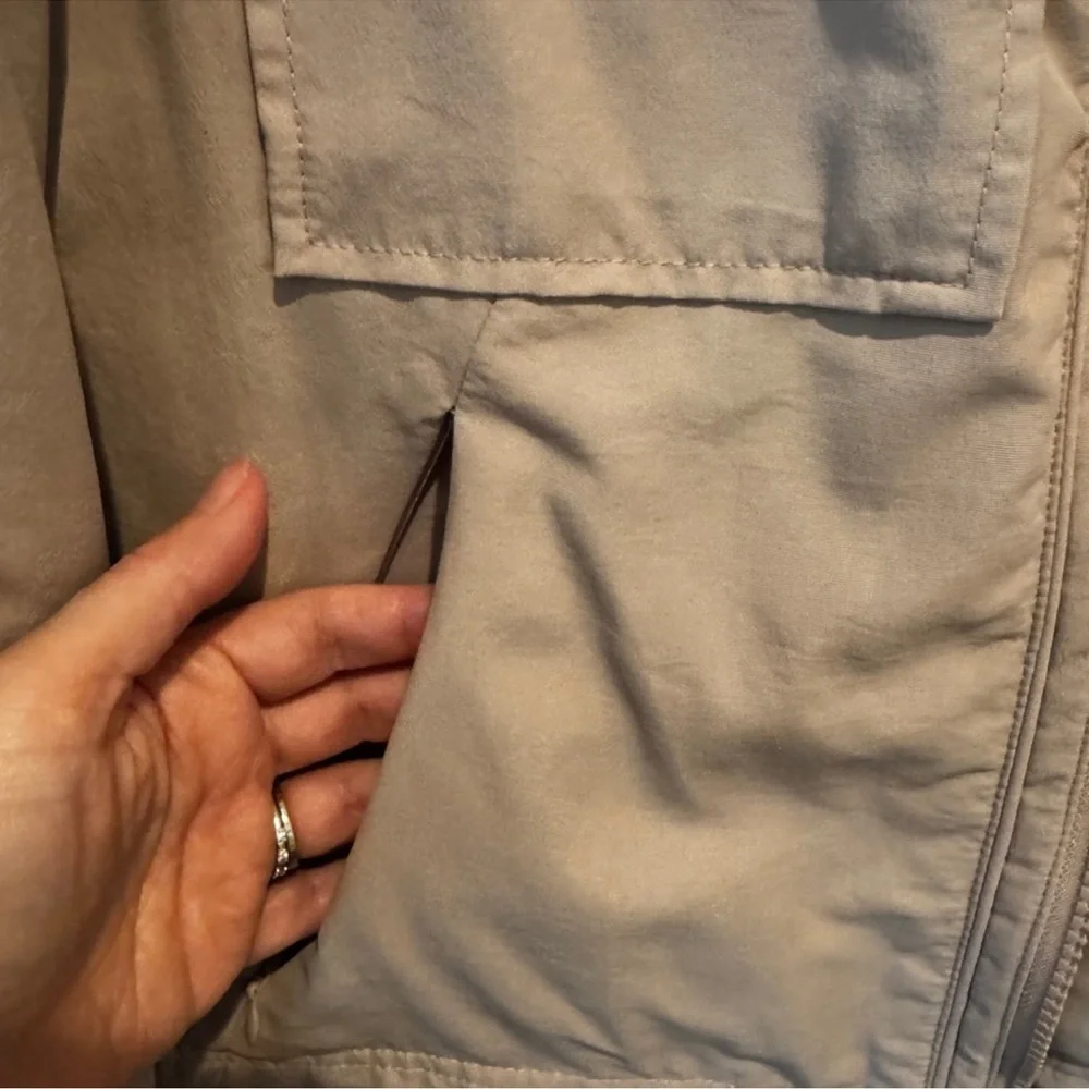 VUORI Lightweight Jacket Military In Dogwood Medium w/flaw - Picture 5 of 12